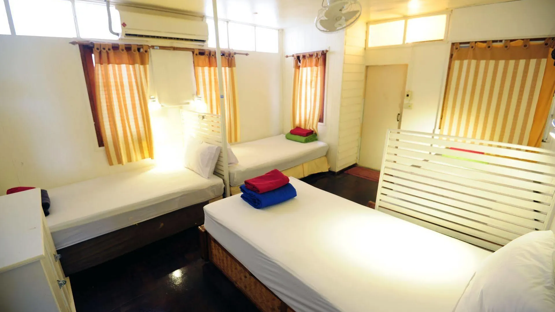 Pp October House Hostel Phi Phi Don Thailand